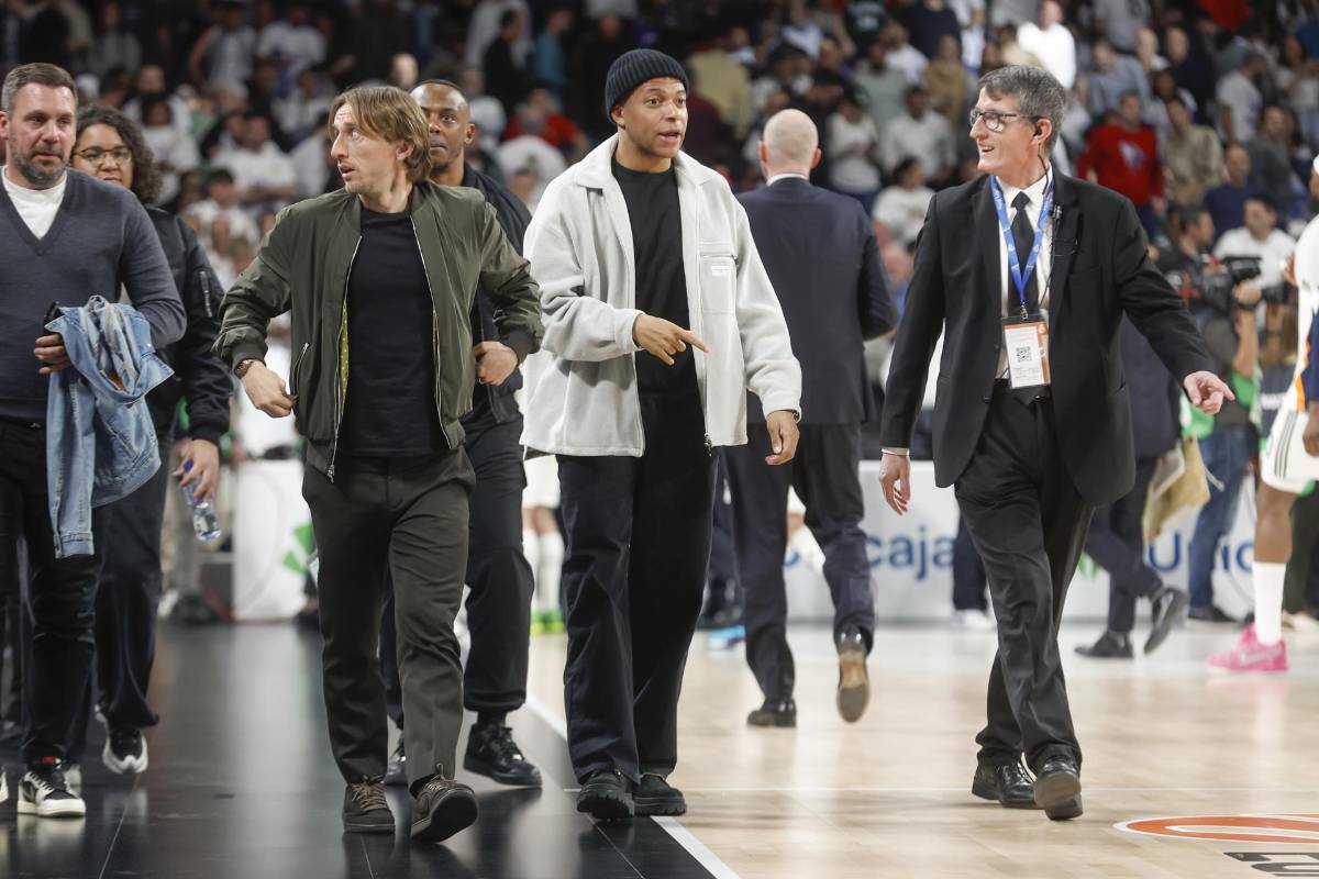 Modric realizó tremendo gesto y Mbappé con cara de pocos amigos: estrellas del Madrid sorprendieron en el clásico del Basketball