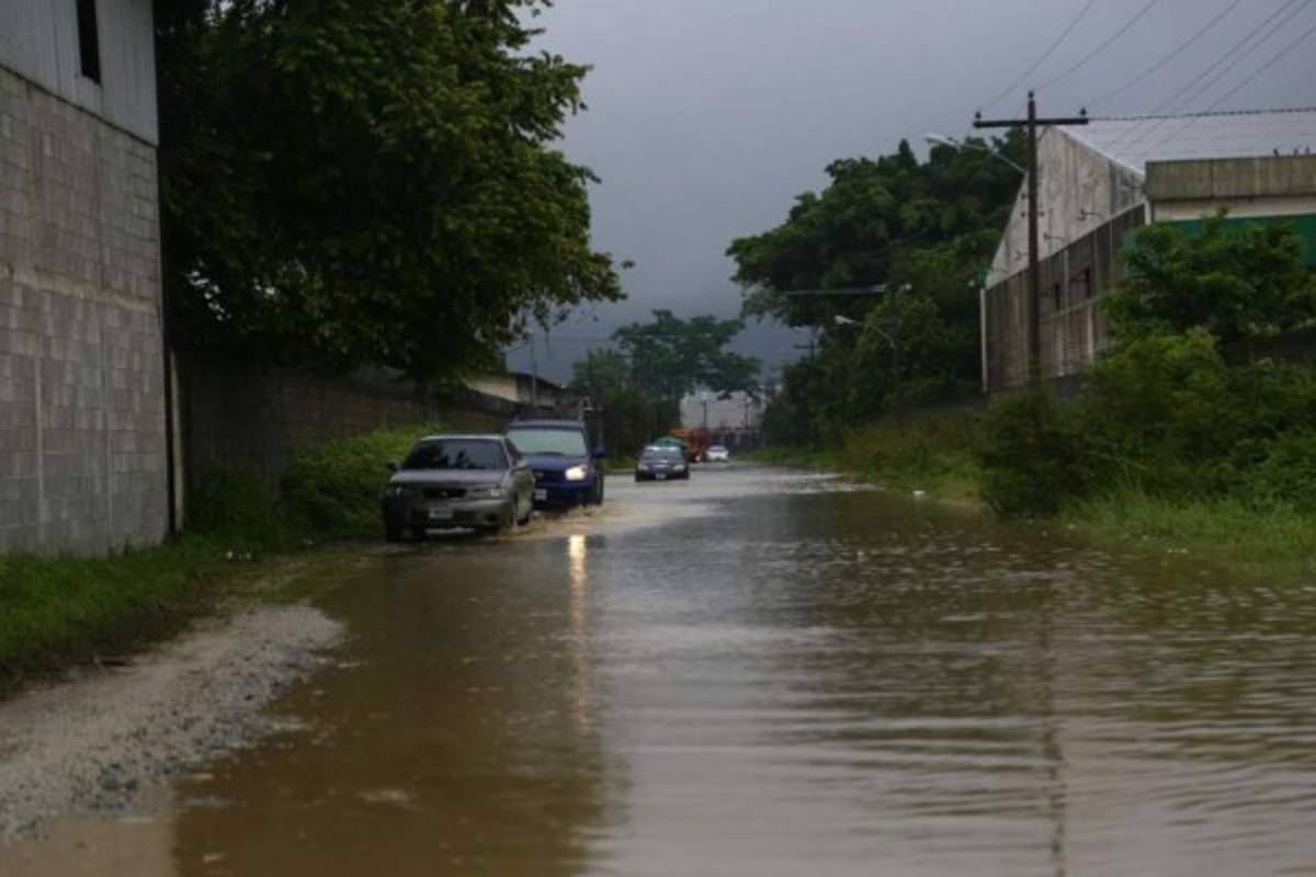 ¡ALERTA! Fuertes tormentas inundan varios departamentos de Honduras