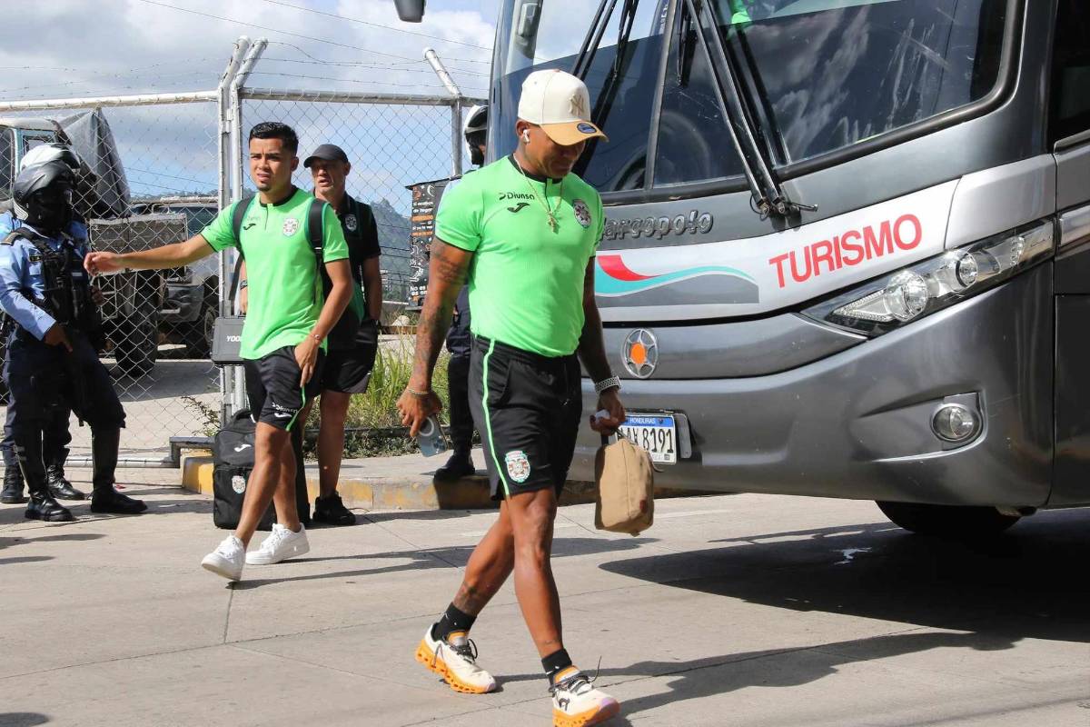 No se vio por TV: Interceptan a Troglio llegando al estadio, el look del Chino López y, ¿qué hacían en los banquillos?