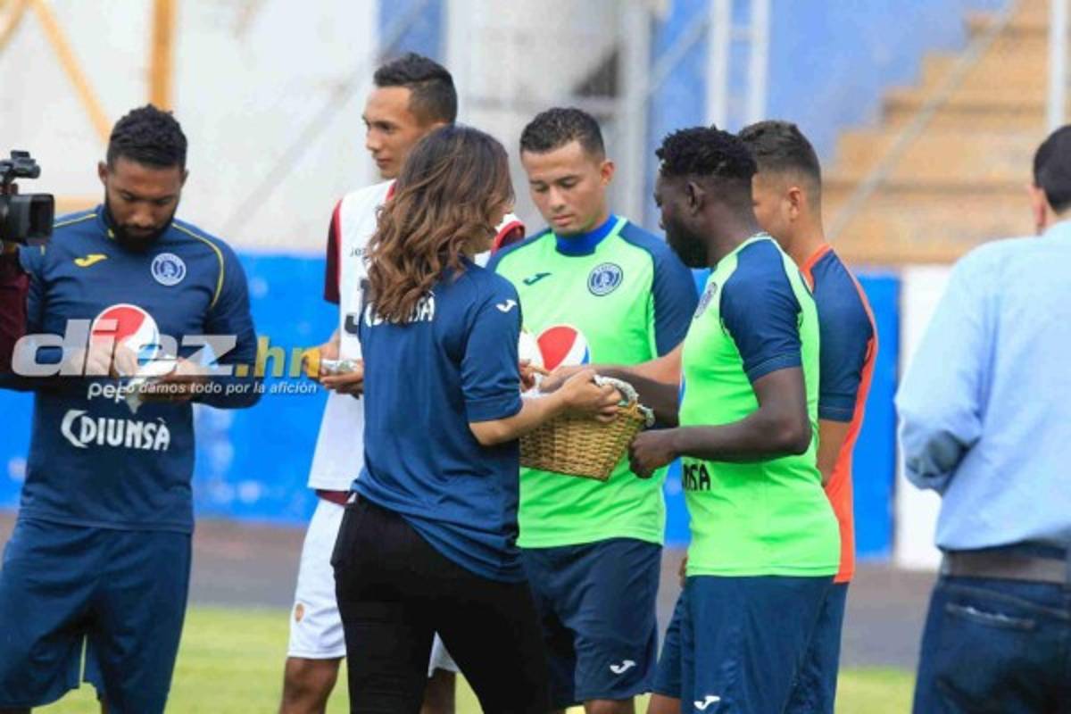 Bella presentadora olimpista sorprende a jugadores del Motagua llevándoles comida al entrenamiento