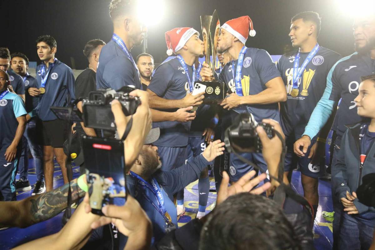 ¡Festejo del campeón! Besos al goleador, Diego Vázquez celebró en el camerino y locura de la plantilla de Motagua con el título