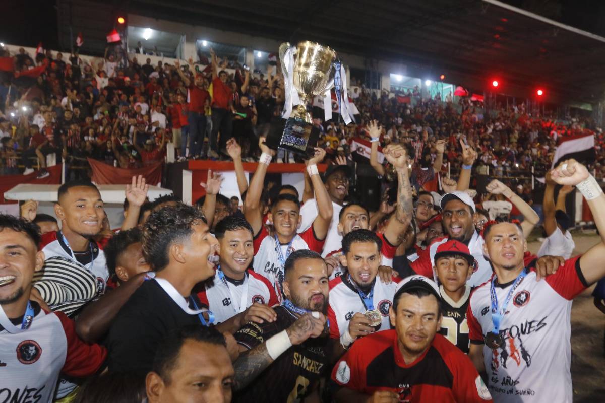 ¡Se adelantó el carnaval en Siguatepeque! Atlético Independiente festejó por todo lo alto su título en la Liga de Ascenso de Honduras