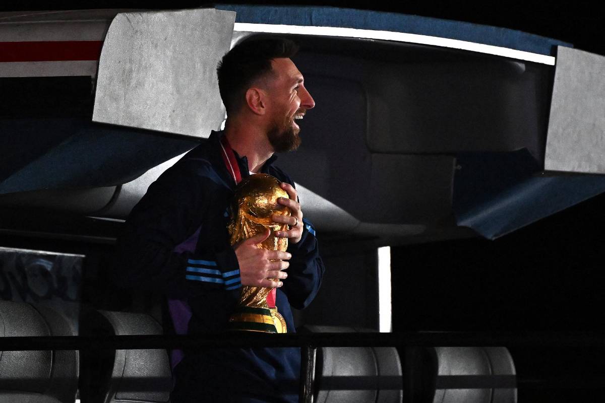 La copa está en casa: El espectacular recibimiento en Argentina a Messi y los campeones del Mundo