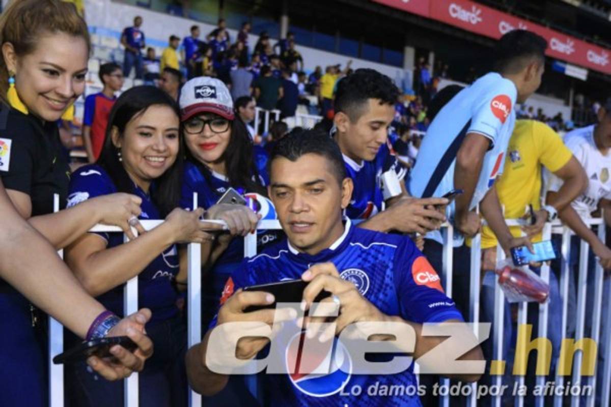 CURIOSAS: Los zapatos de Ronaldinho y su gesto con aficionado que ingresó al campo