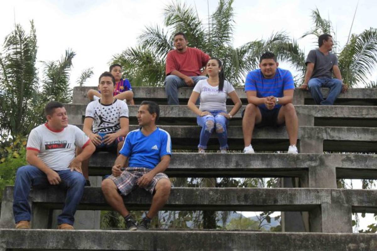 ¡Qué curioso! Venta de boletos, gradas de madera, camerinos de cemento... así es el ascenso en Honduras