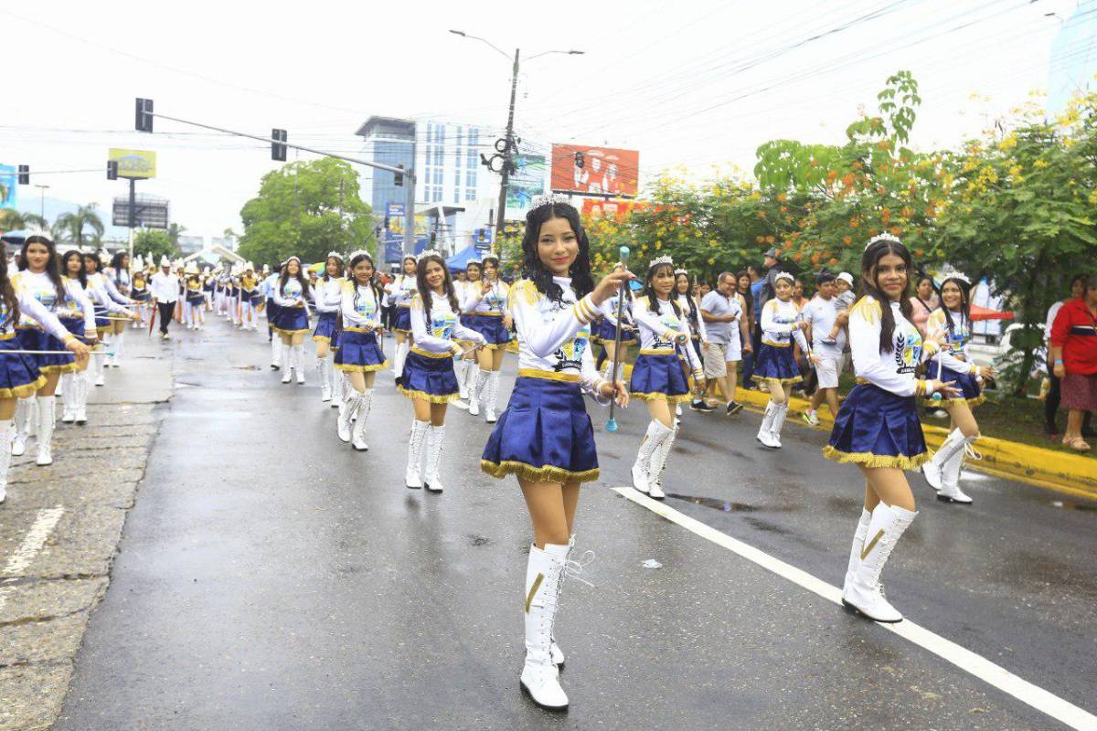 ¿Quién es la palillona de rojo? Hermosas deleitan en los desfiles del 15 de septiembre en Honduras
