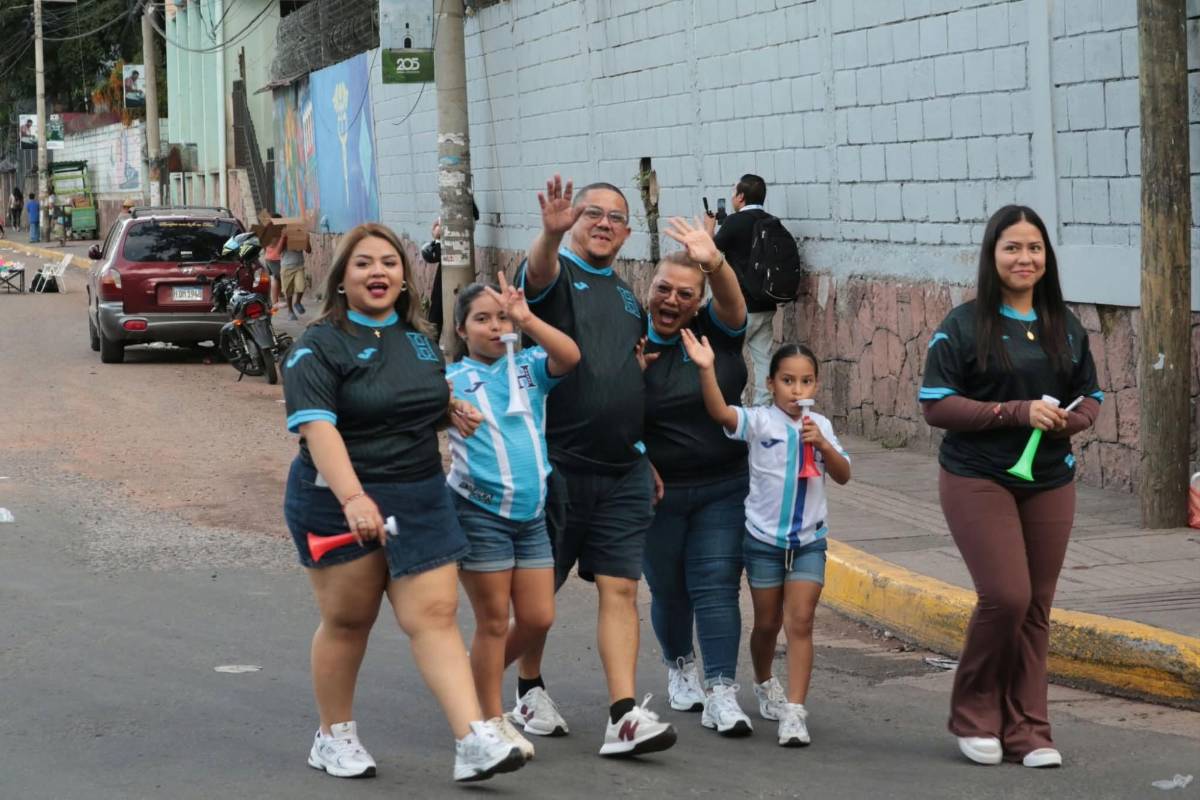 El club que vino a ver a Keyrol,  incómodo beso a Kervin y la de verde se robó las miradas