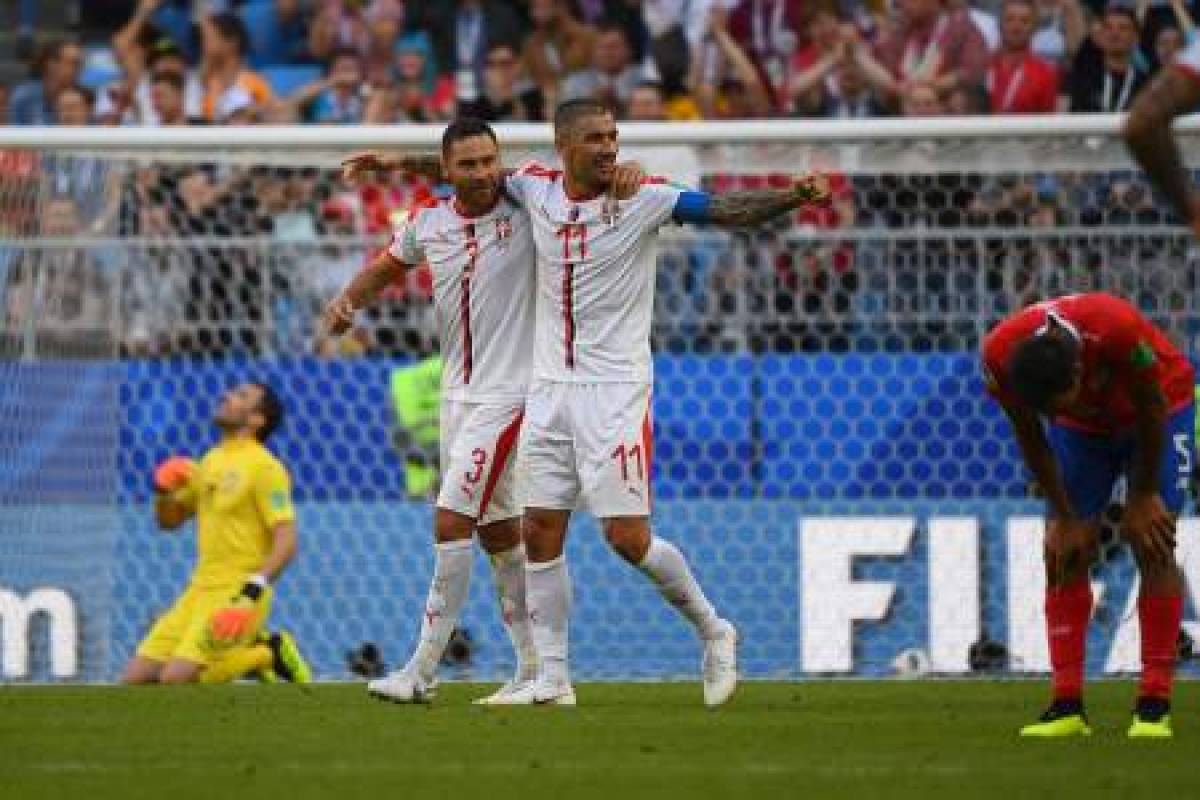Serbia's defender Dusko Tosic (C-L) and Serbia's defender Aleksandar Kolarov (C-R) celebrate their victory at the end of the Russia 2018 World Cup Group E football match between Costa Rica and Serbia at the Samara Arena in Samara on June 17, 2018. / AFP PHOTO / MANAN VATSYAYANA / RESTRICTED TO EDITORIAL USE - NO MOBILE PUSH ALERTS/DOWNLOADS
