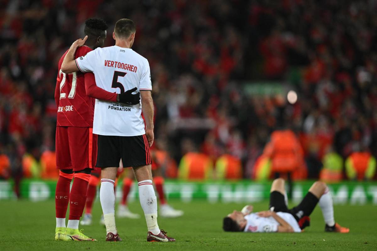 Un final de alto voltaje en el Wanda y Anfield: Cholo Simeone y sus jugadores del Atlético descontrolados en contra del árbitro