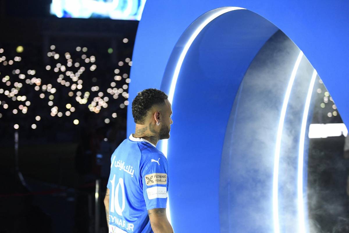 “Llamaron loco a Cristiano”: Neymar fue presentado con el Al-Hilal: Rayos lásers y fuegos artificiales iluminaron el cielo de Riad