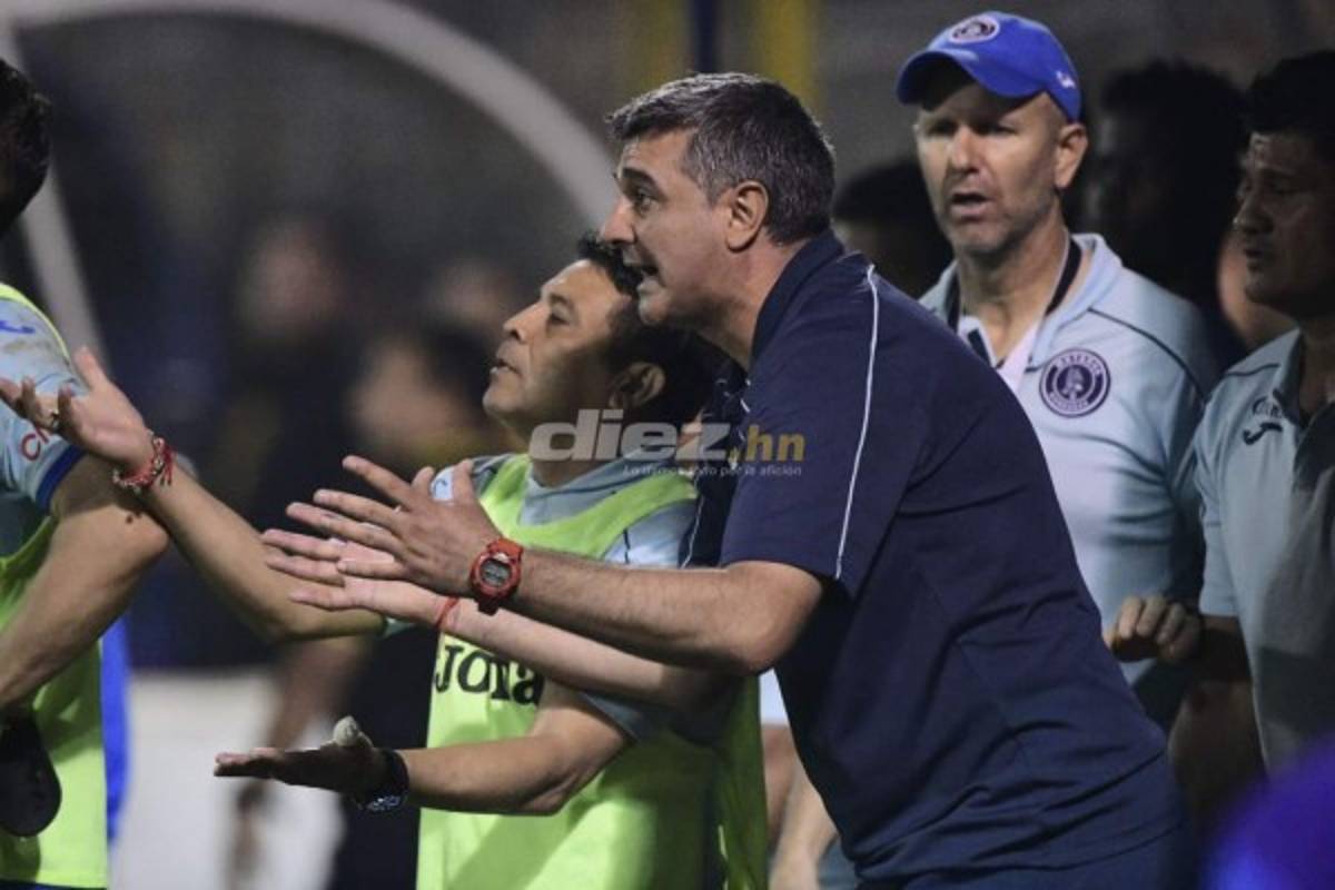 Latas, vasos y caja de cerveza: Diego Vázquez se descontroló en el Morazán