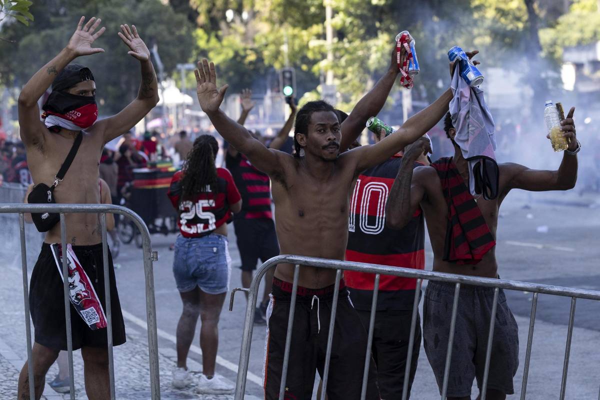 ¡Insólito! jugadores de Flamengo quiebran la Copa Libertadores en los festejos y el método que utilizaron para repararlo