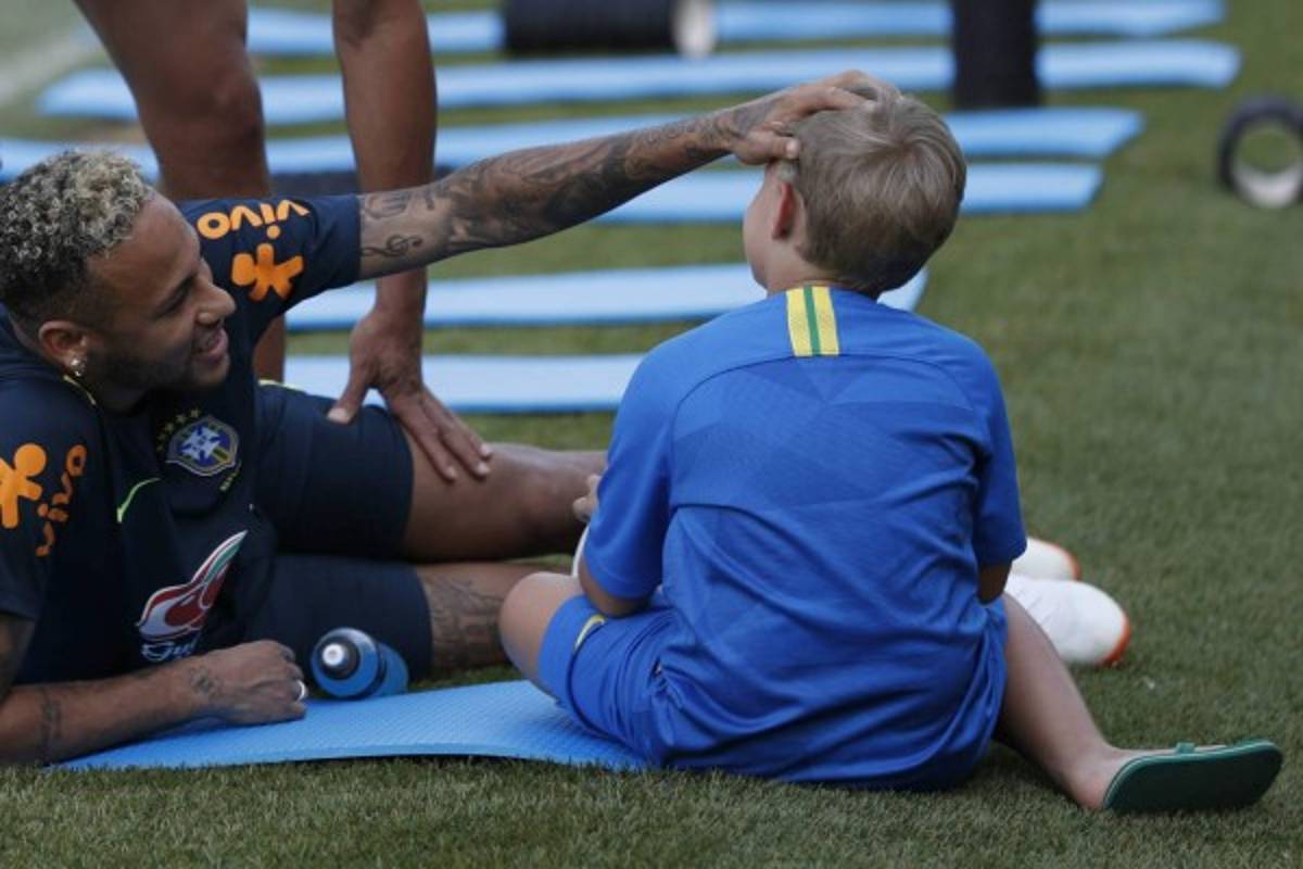 Risas, bromas y tierna visita a Neymar en el entreno de Brasil