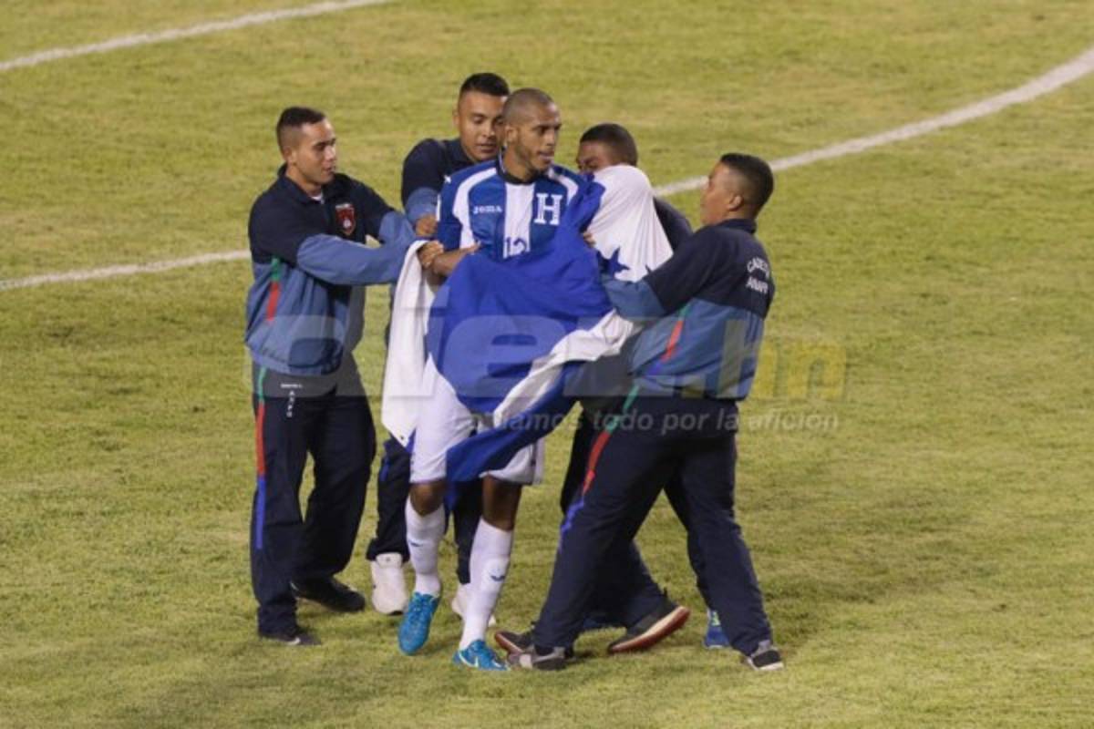 CURIOSAS: Espontáneos en el estadio Olímpico y flores para México