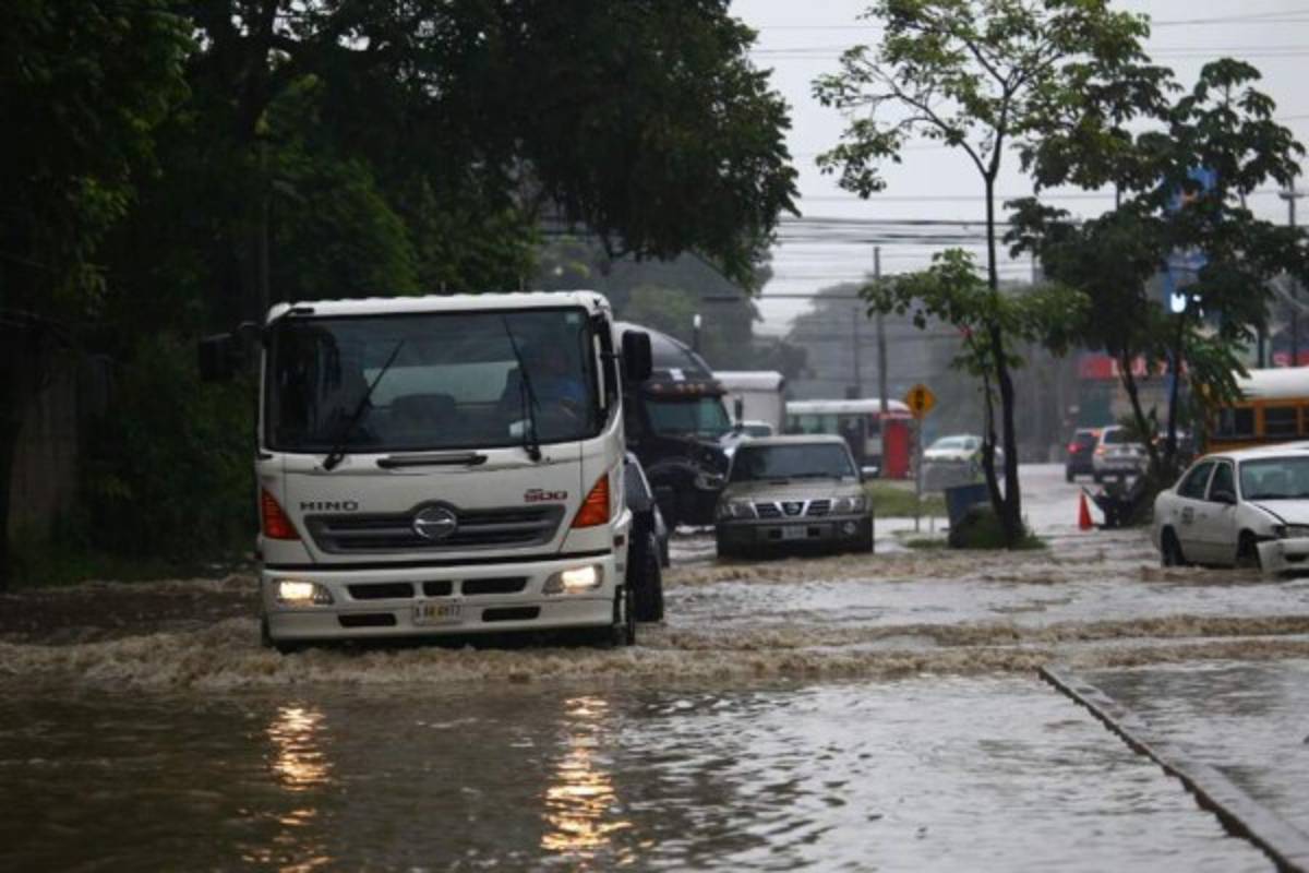 ¡ALERTA! Fuertes tormentas inundan varios departamentos de Honduras