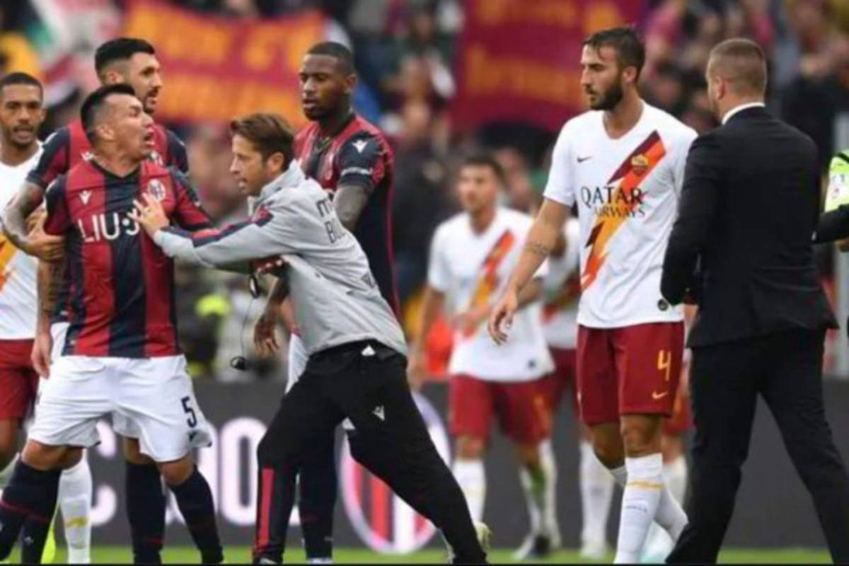 Gary Medel se pelea con su entrenador Sinisa Mihajlovic en pleno partido en Italia