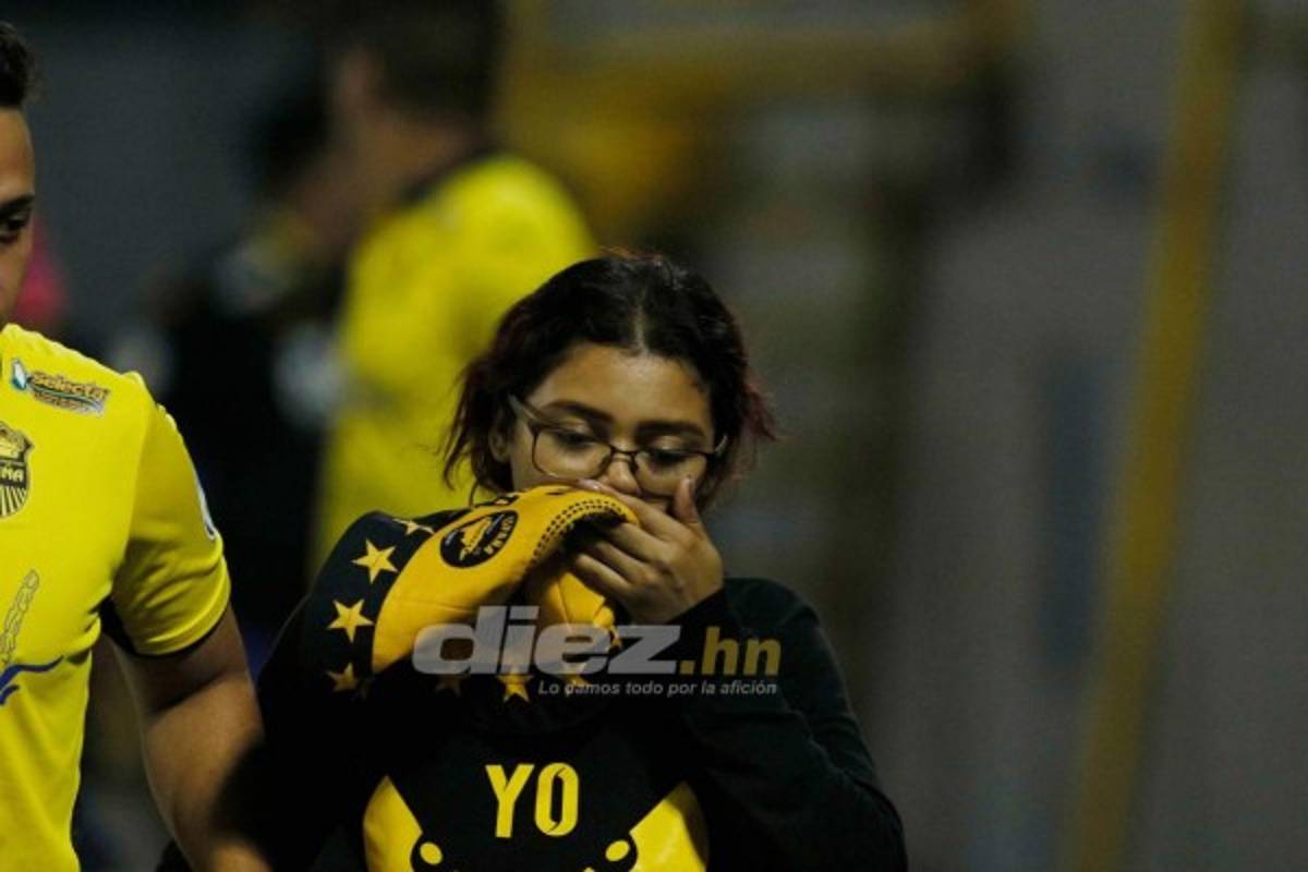 FOTOS: Reclamos, altercados y bombas lacrimógenas en el estadio Morazán