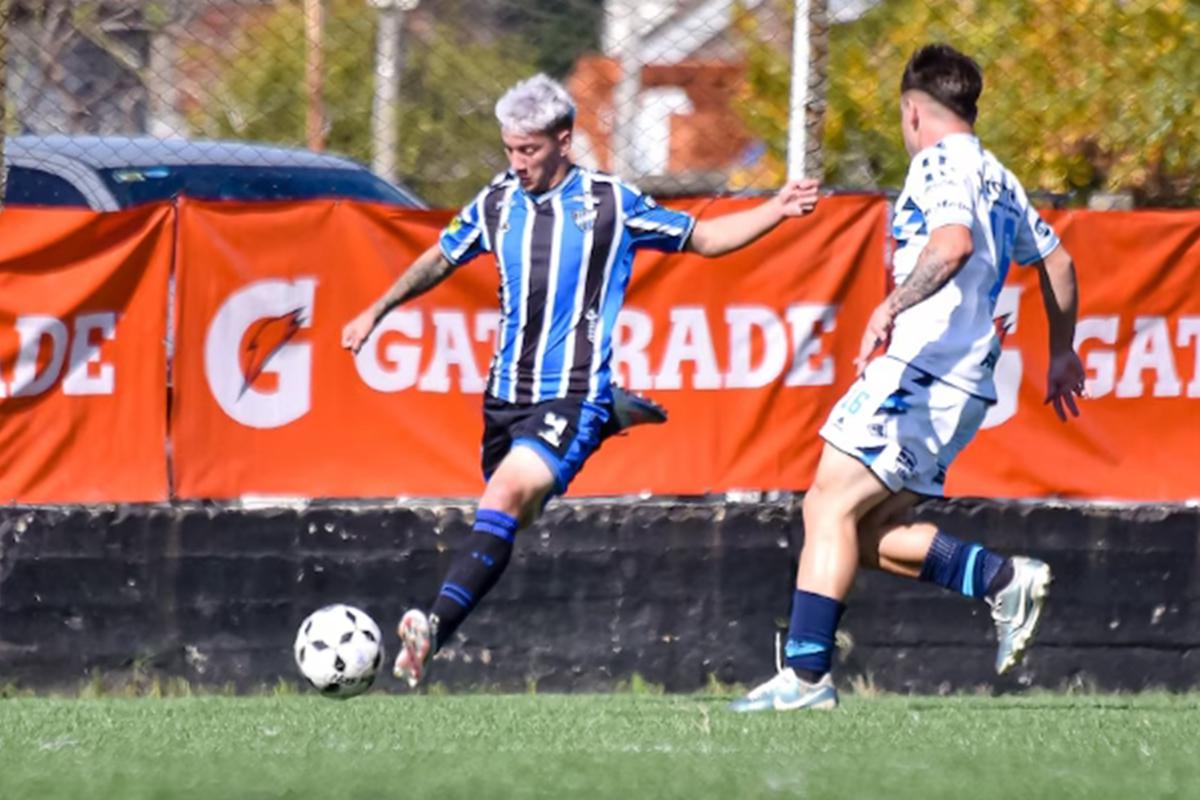 El que sepa de algo, me chifla: es profesional, lo tienen borrado en su equipo y busca nuevo club por Facebook