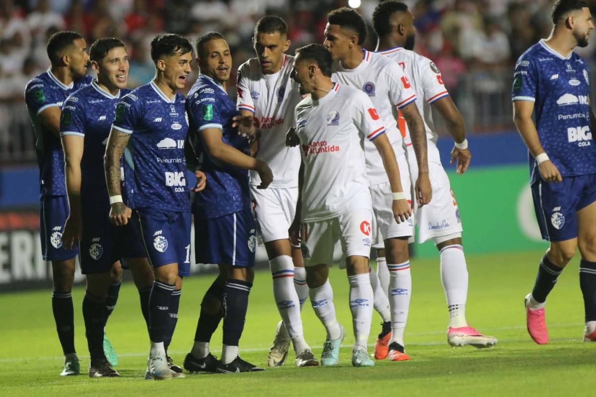 La desgarrada imagen de Bennett, otro error de Menjívar y las leyendas