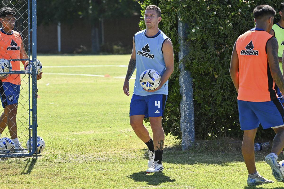 El que sepa de algo, me chifla: es profesional, lo tienen borrado en su equipo y busca nuevo club por Facebook