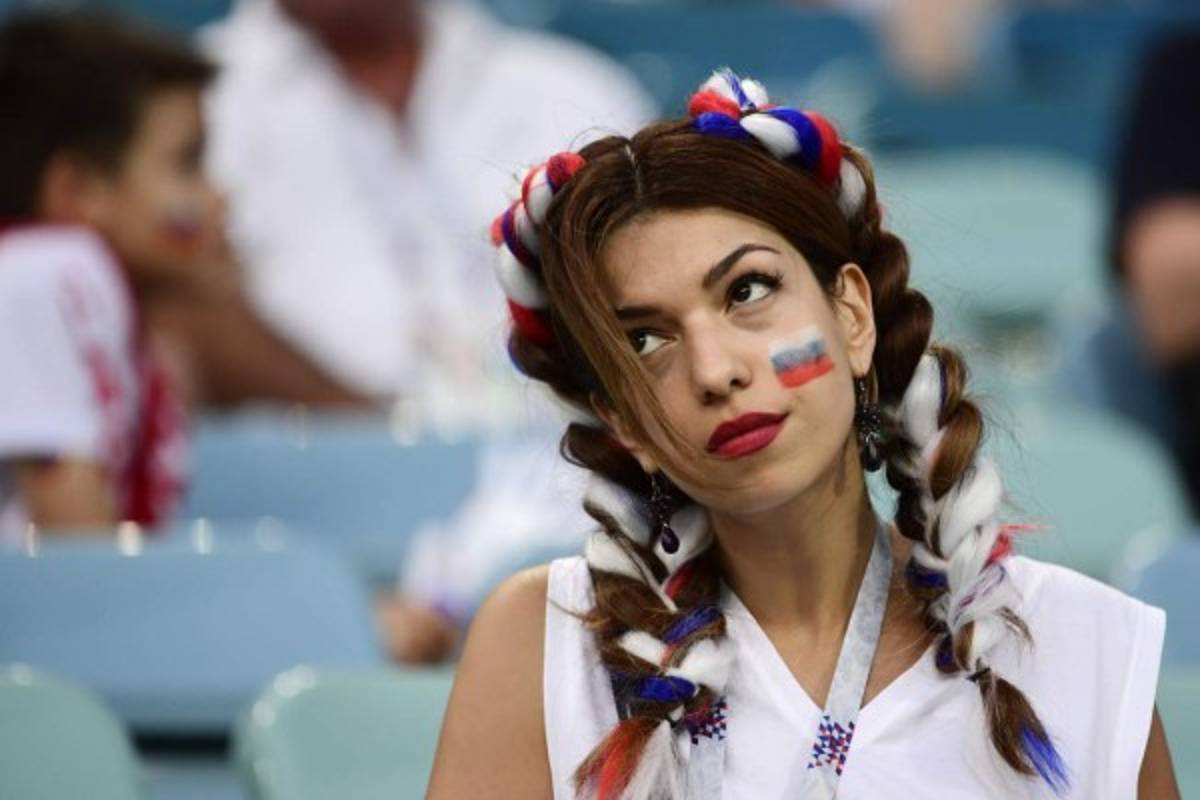 ¡Qué bellas! Las aficionadas rusas y croatas deslumbran en el estadio de Sochi