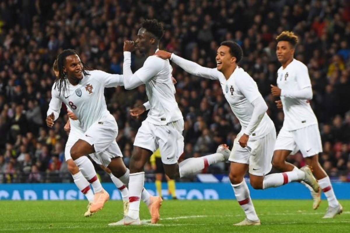 Portugal's striker Eder (C) celebrates with teammates after scoring their second goal during the International friendly football match between Scotland and Portugal at Hampden Park in Glasgow, Scotland on October 14, 2018. (Photo by Andy BUCHANAN / AFP)