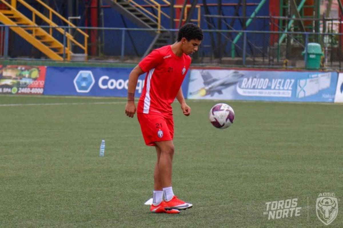 Con mascarilla y guardando distancia; así volvieron a las prácticas los clubes en Costa Rica