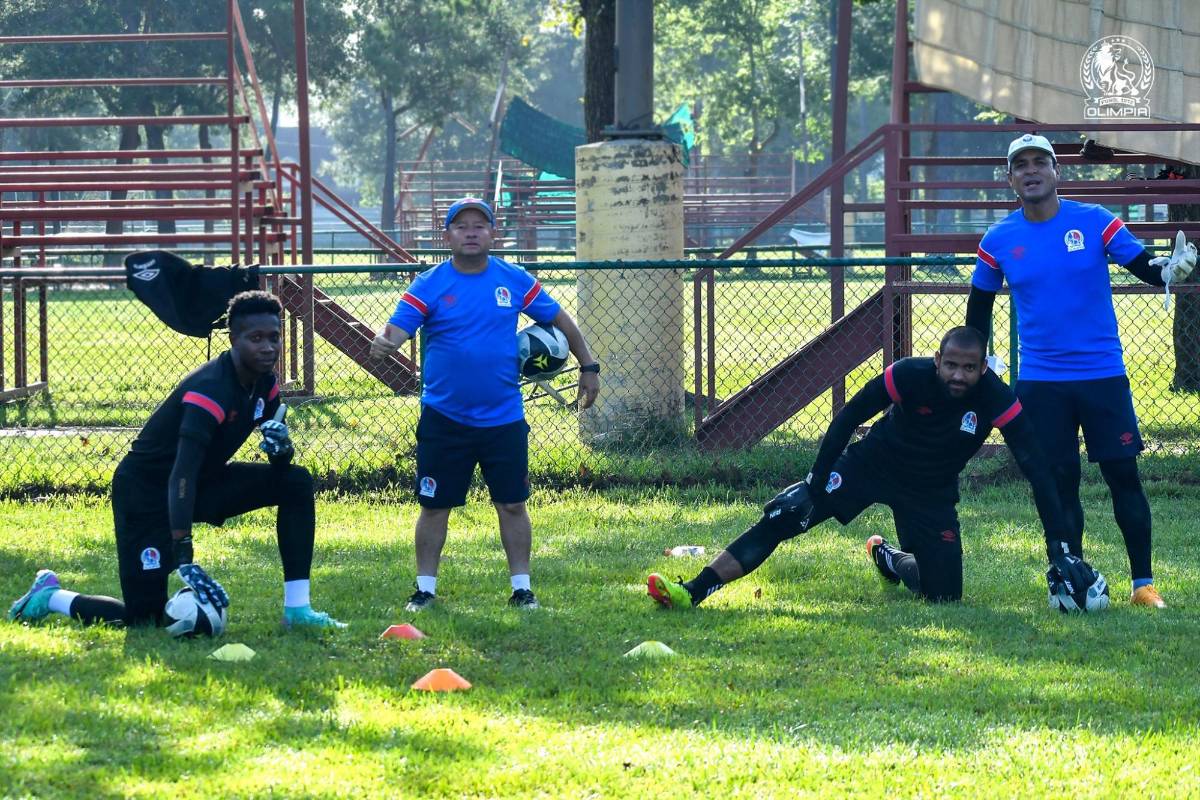 Una visita especial y se fue con regalo: Alberth Elis sorprende a los jugadores del Olimpia en Houston, Estados Unidos