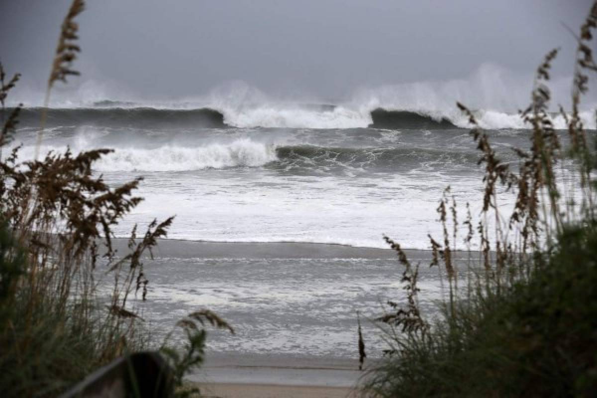 Las costas de las Carolinas quedan vacías por Huracán Florence