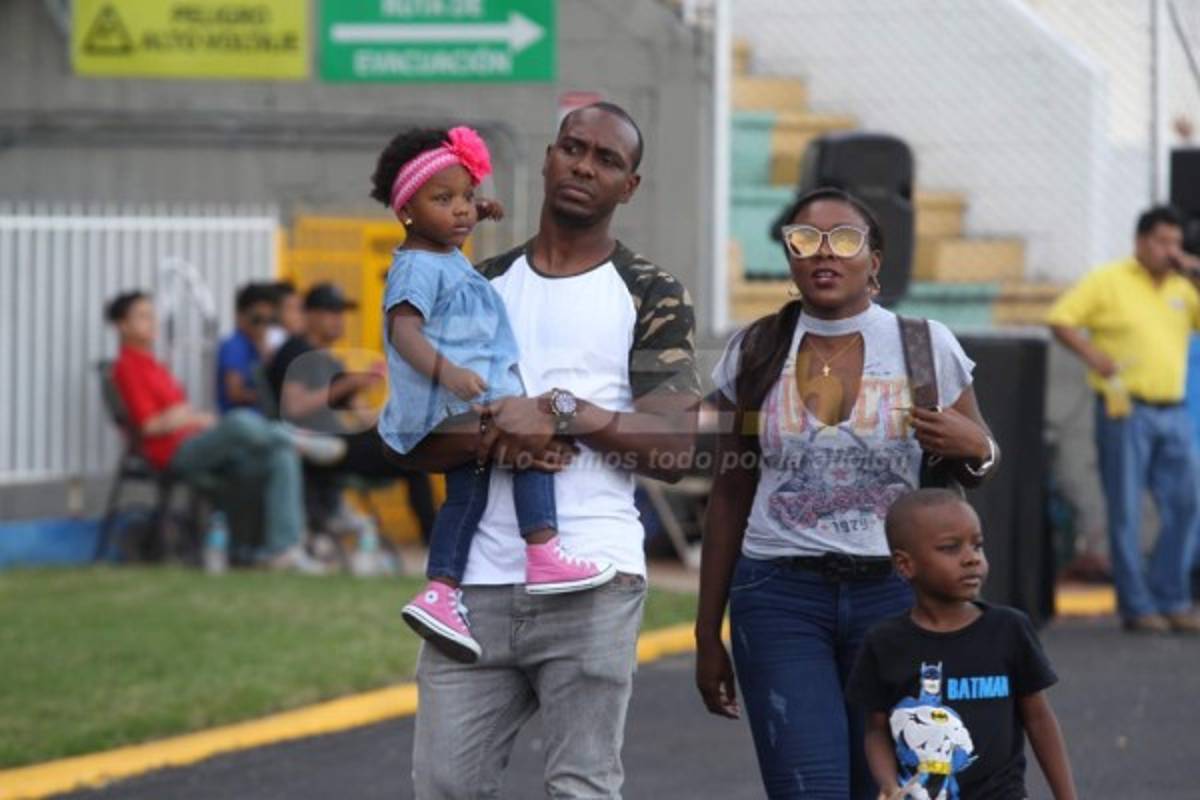 NO VISTE EN TV: El festejo de Platense y Diego Vazquez terminó bañado