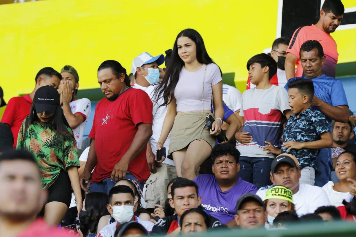 Olimpia causa locura en Olancho: Pedro Troglio se deja querer por la afición, bellas modelos de la batucada y caballos de raza