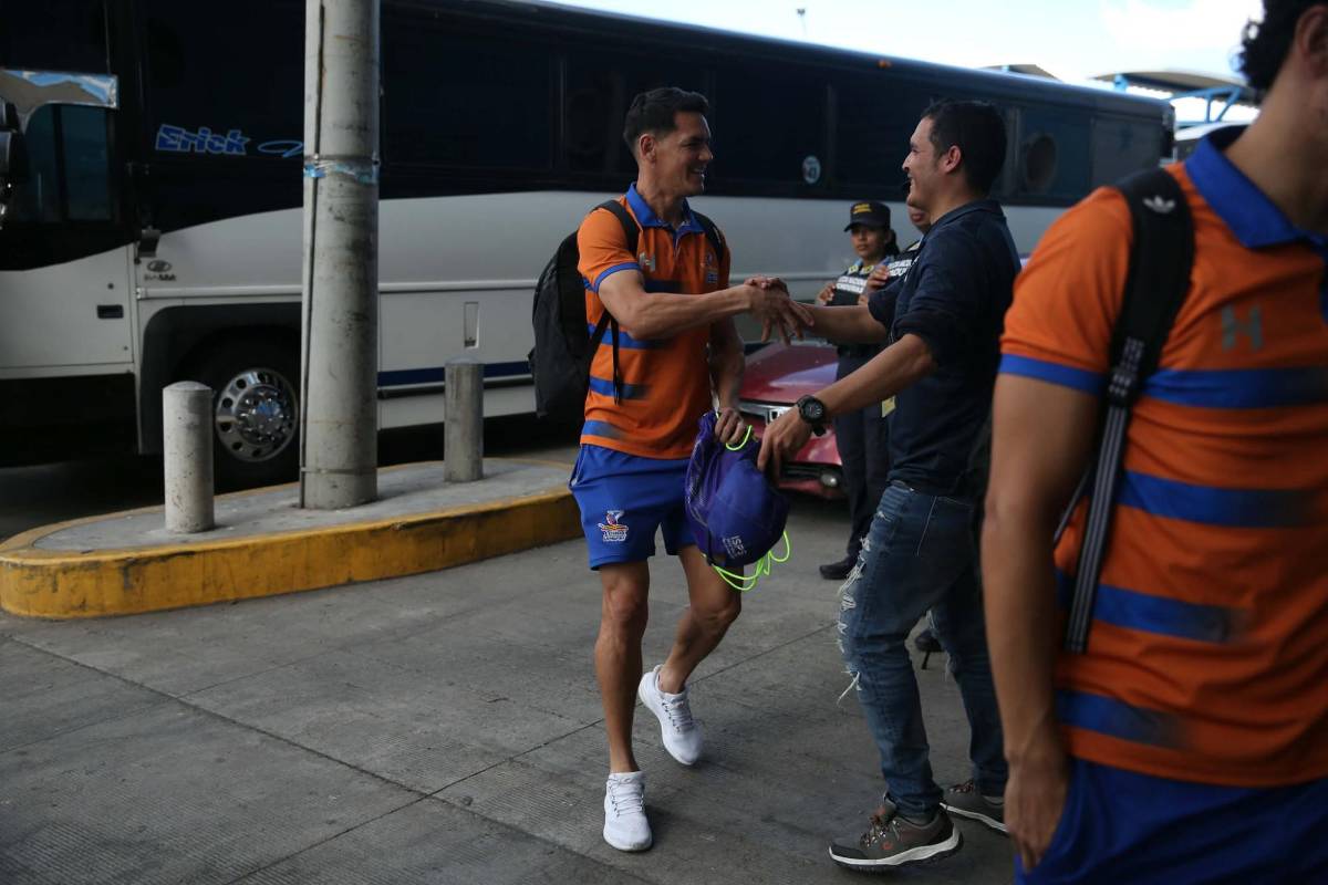 Llegando al Nacional se le avalanzaron a Moreira, las bellezas del Real España y el detalle de Jefryn Macías