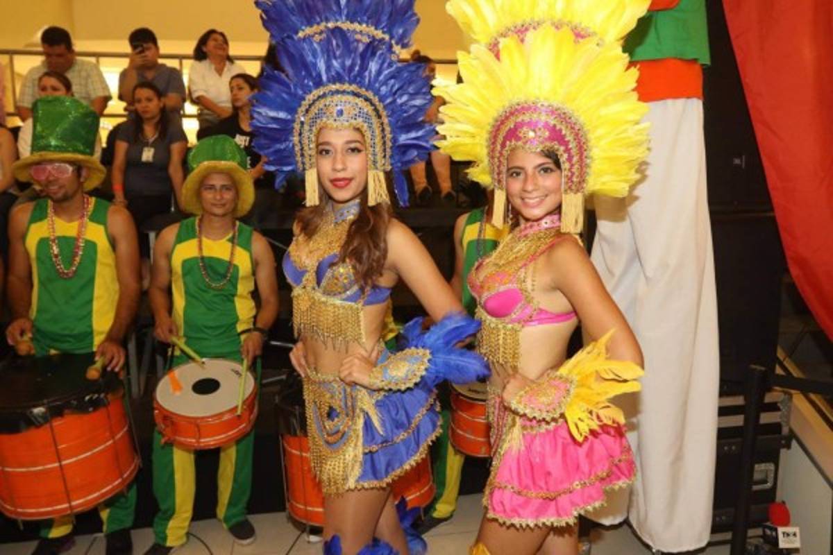 Las hermosas chicas que adornan llegada de Ronaldinho a Honduras