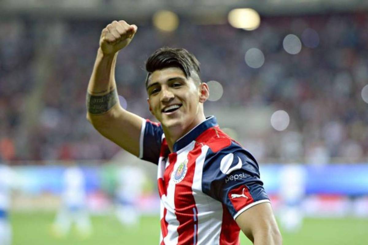 ¡Enorme! Detallazo de Alan Pulido y portera mexicana con un niño que perdió a su padre