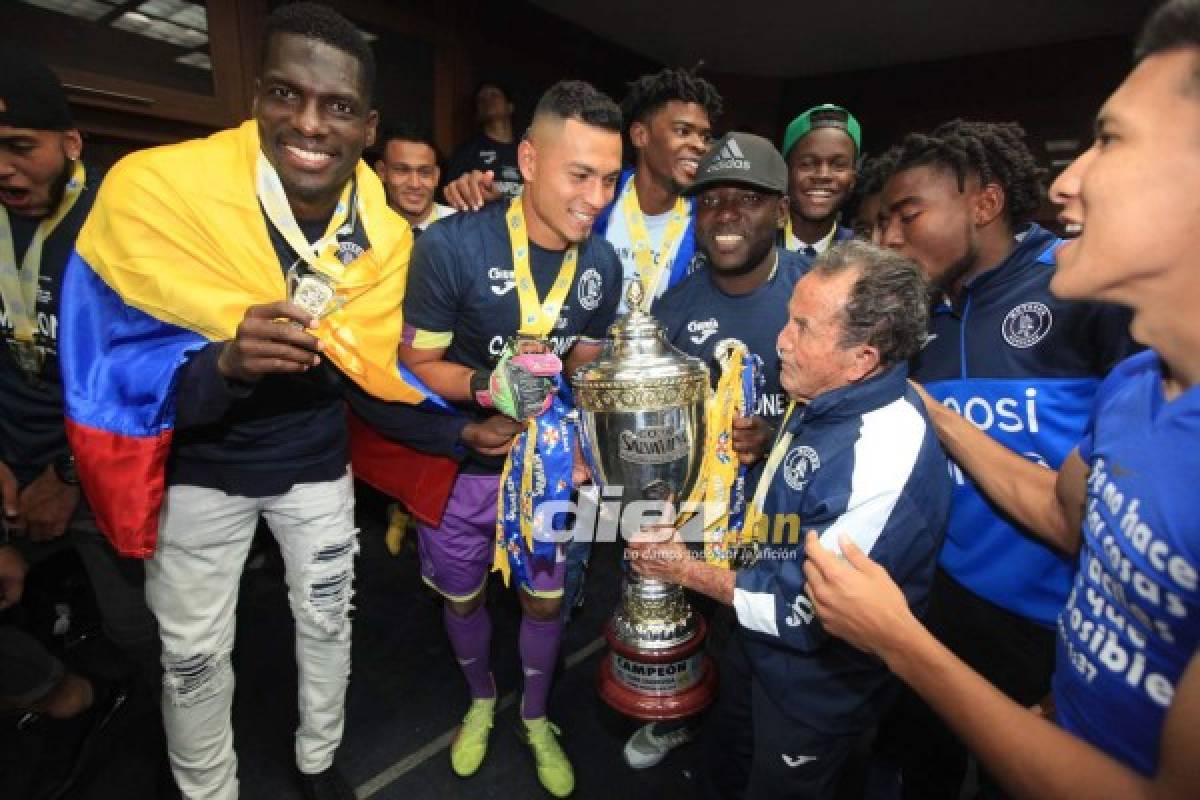 EN FOTOS: La íntima celebración de Motagua en su camerino tras ganar la copa 16