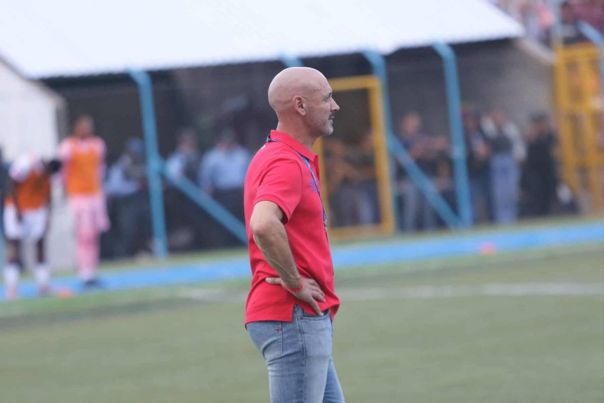 Olimpia se fue humillado, furia de Espinel, ex del León le gritó el gol a la banca y directivo bajó a hablar con los jugadores tras goleada ante Génesis PN