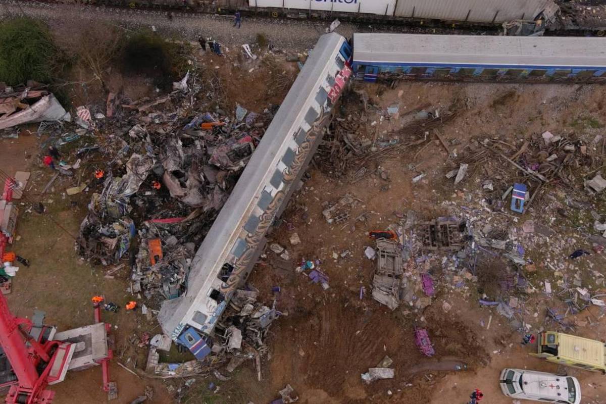 Las fotos del brutal choque de trenes en Grecia: el motivo del accidente y murieron 36 personas