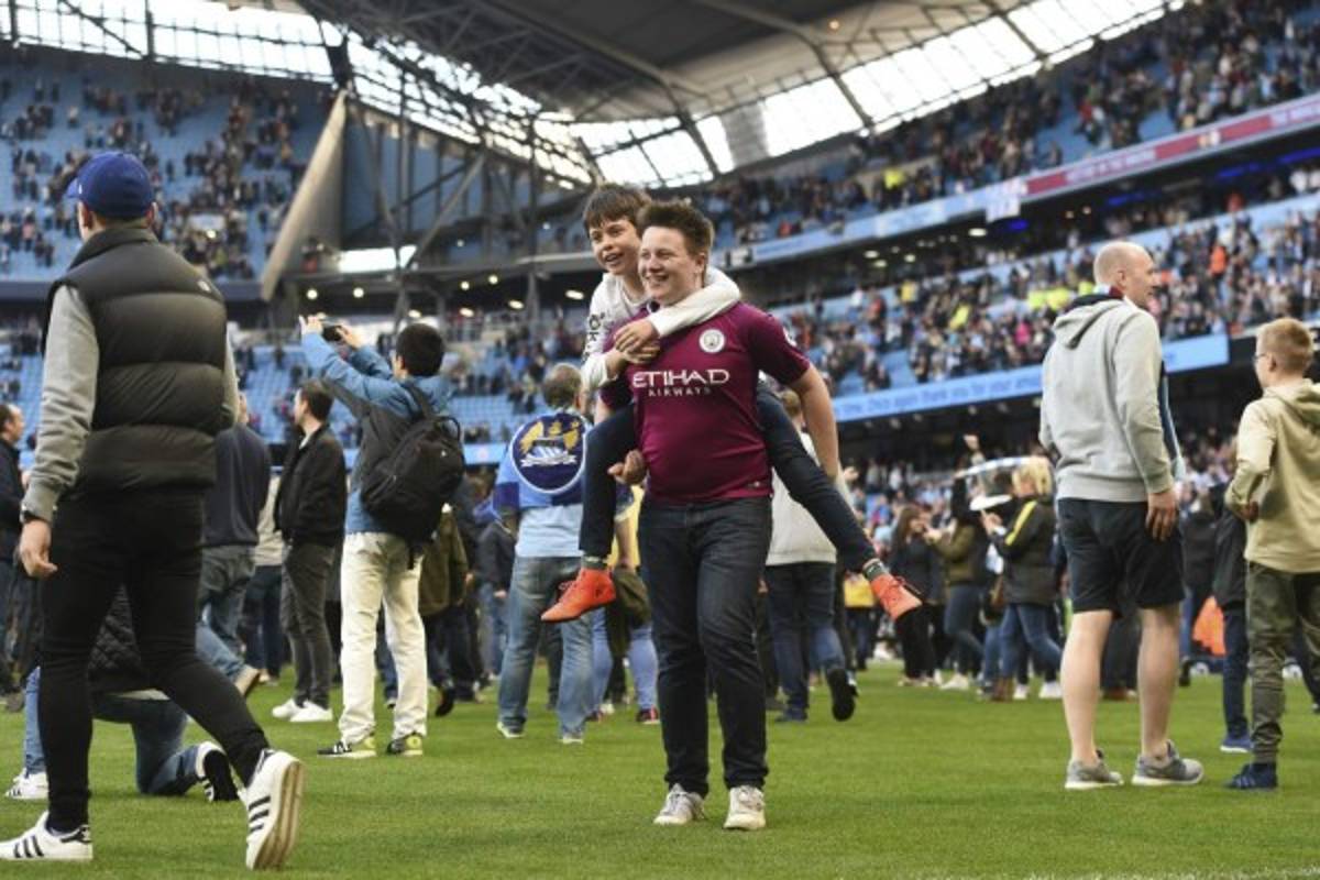 ¡Al borde de la locura! Éxtasis en Manchester tras conquistar la Premier League