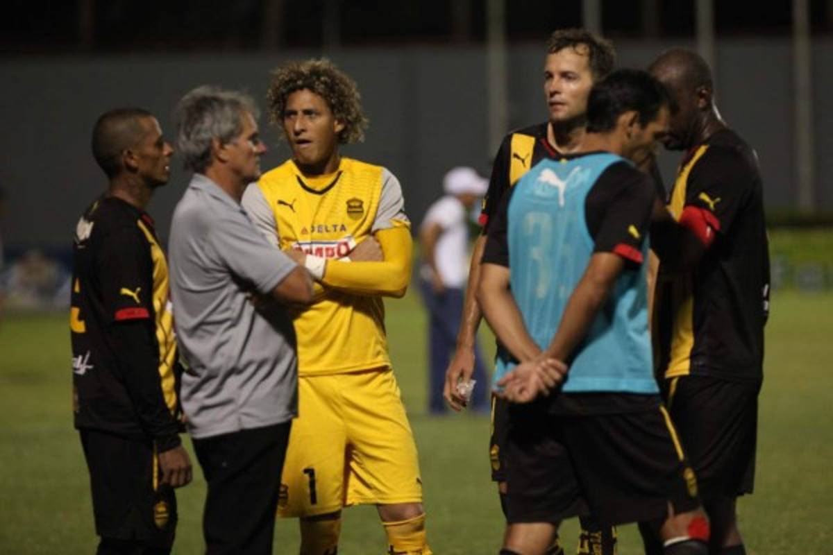 Zafarrancho entre barra del Real España y policía en el Morazán