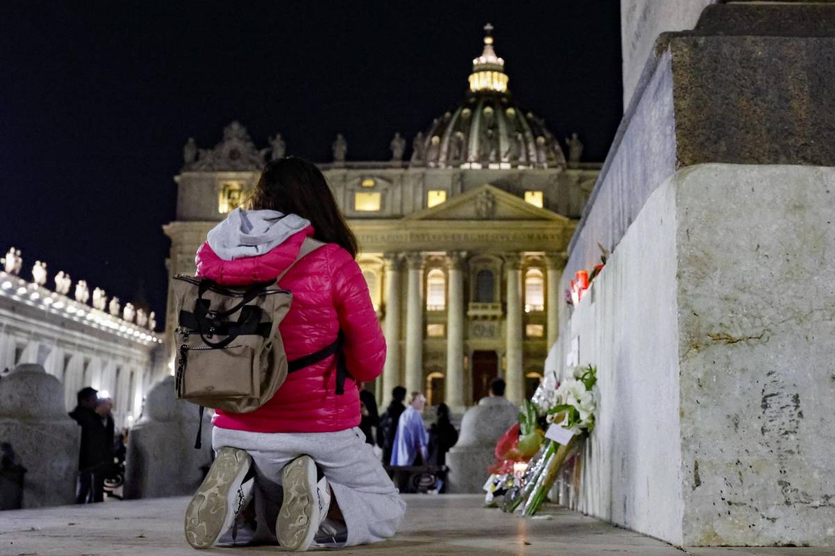 El Vaticano publicó las imágenes del papa Francisco en un ataúd de madera y confirma la fecha de su funeral