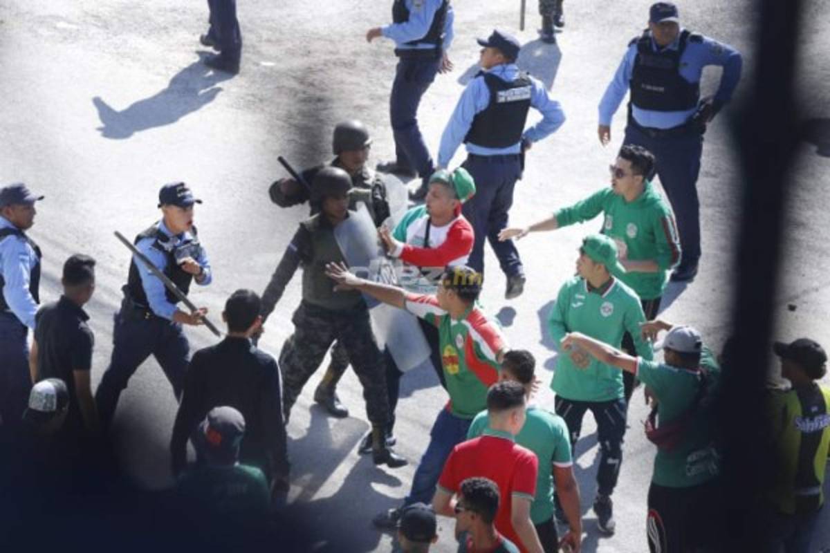 Barra de Marathón y olimpistas vestidos de civiles se agarran a pedradas afuera del Yankel