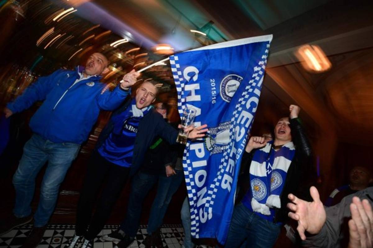 Así celebran los aficionados del Leicester City su primer título de la Premier League