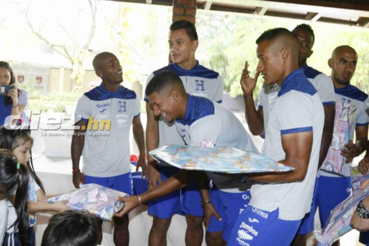 FOTOS: Jugadores de Selección de Honduras llevan alegría a un grupo de niños