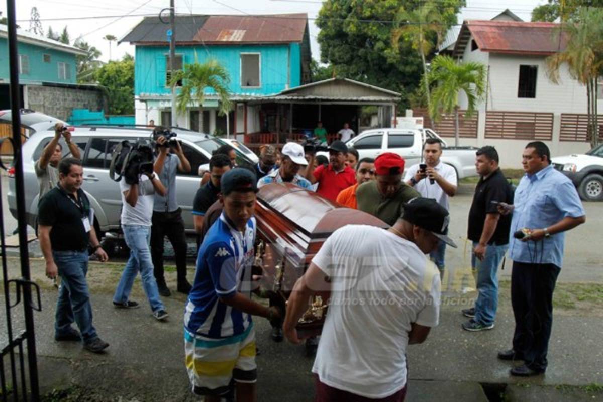 Las desgarradoras imágenes del velatorio de Juan Carlos García