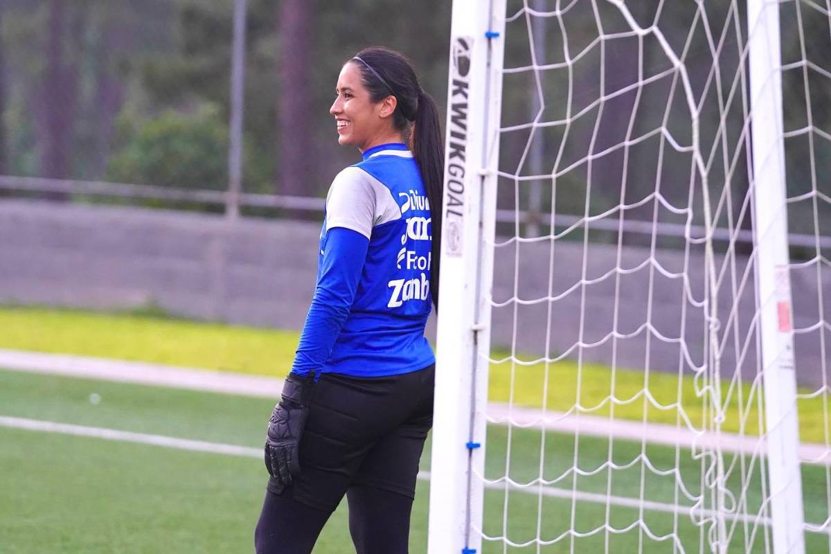 ¿Quién es? Futbolista hondureña se graduó de la UNAH y al día siguiente jugó con la Selección en otro país