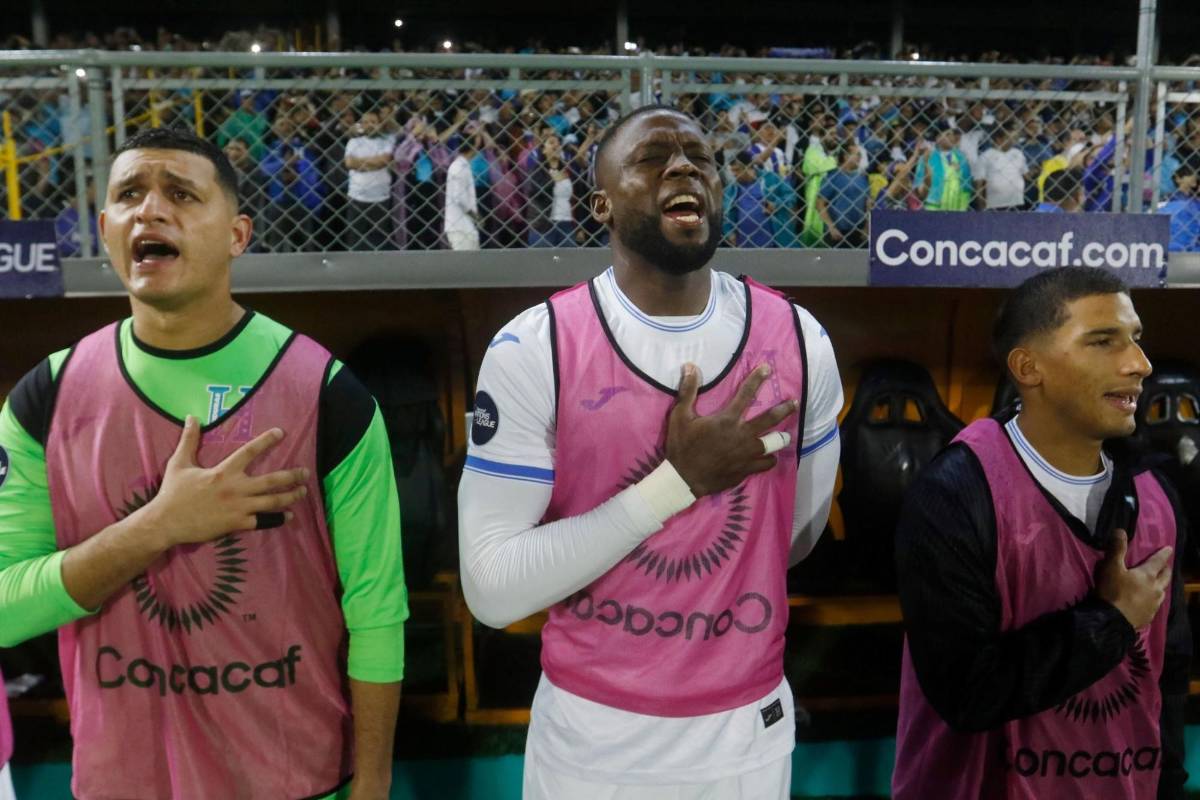 Yustin Arboleda tuvo debut destacado con Honduras frente a México, agarrón con dos jugadores y se le vio bien acompañado