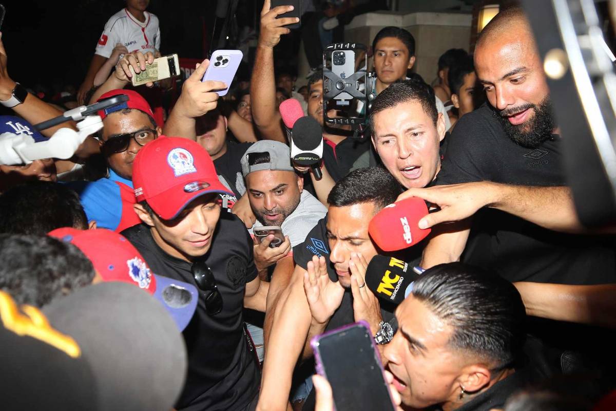 ¡Una locura de banderazo! Afición del Olimpia se desborda junto al plantel pensando en la corona 39