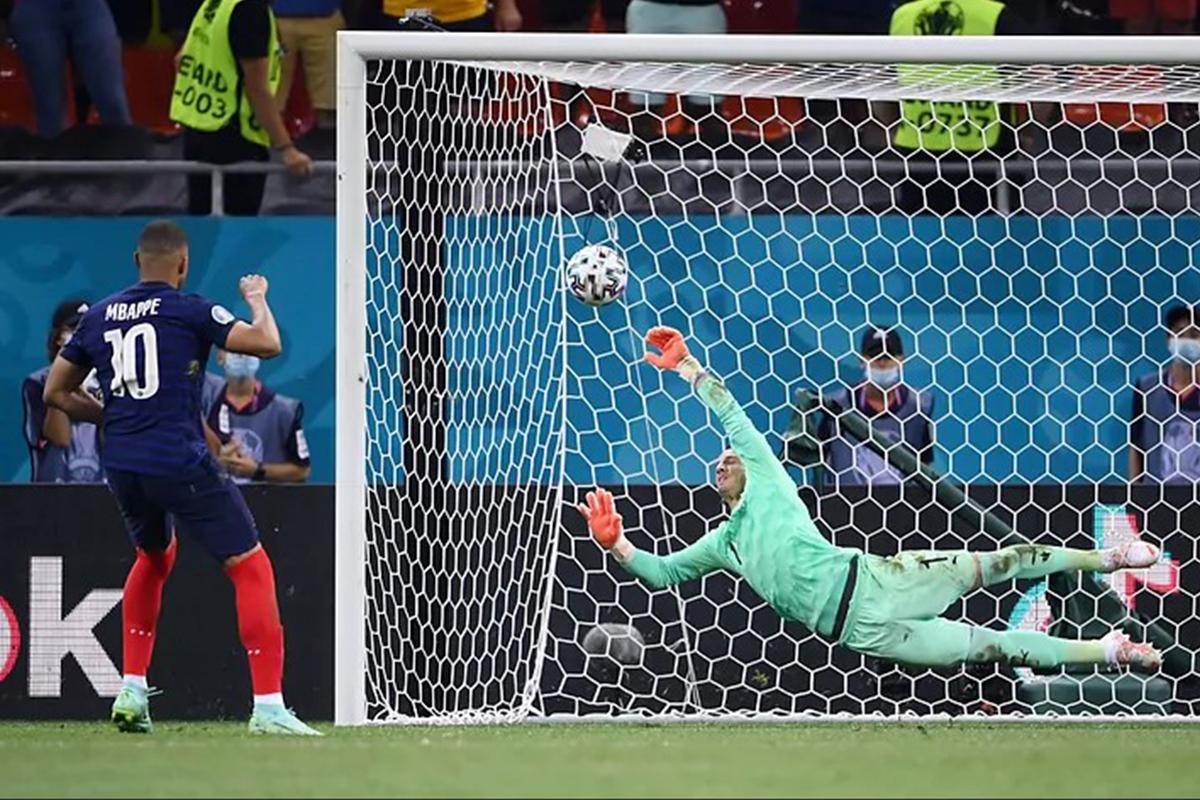 Tras fallar su penal en la Eurocopa ante Suiza, Mbappé estuvo cerca de abandonar la selección francesa.