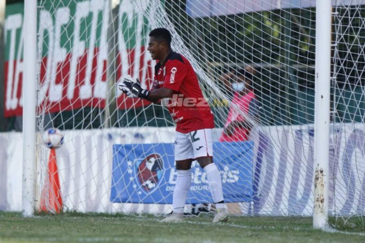 Futbolista sale mareado y vomitando, un portero improvisado y Omar Rosas con su espectacular festejo