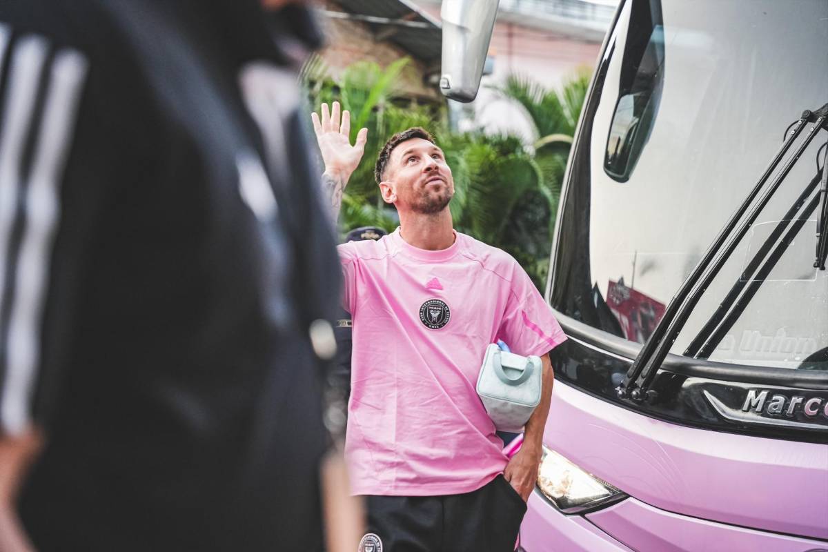 FOTOS: Viral abrazo de Messi con leyenda, el reencuentro con Suárez y colosal llenazo en El Salvador vs Inter Miami